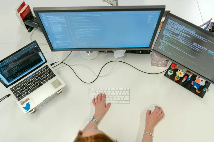 persoon die een macbook pro gebruikt op een witte tafel